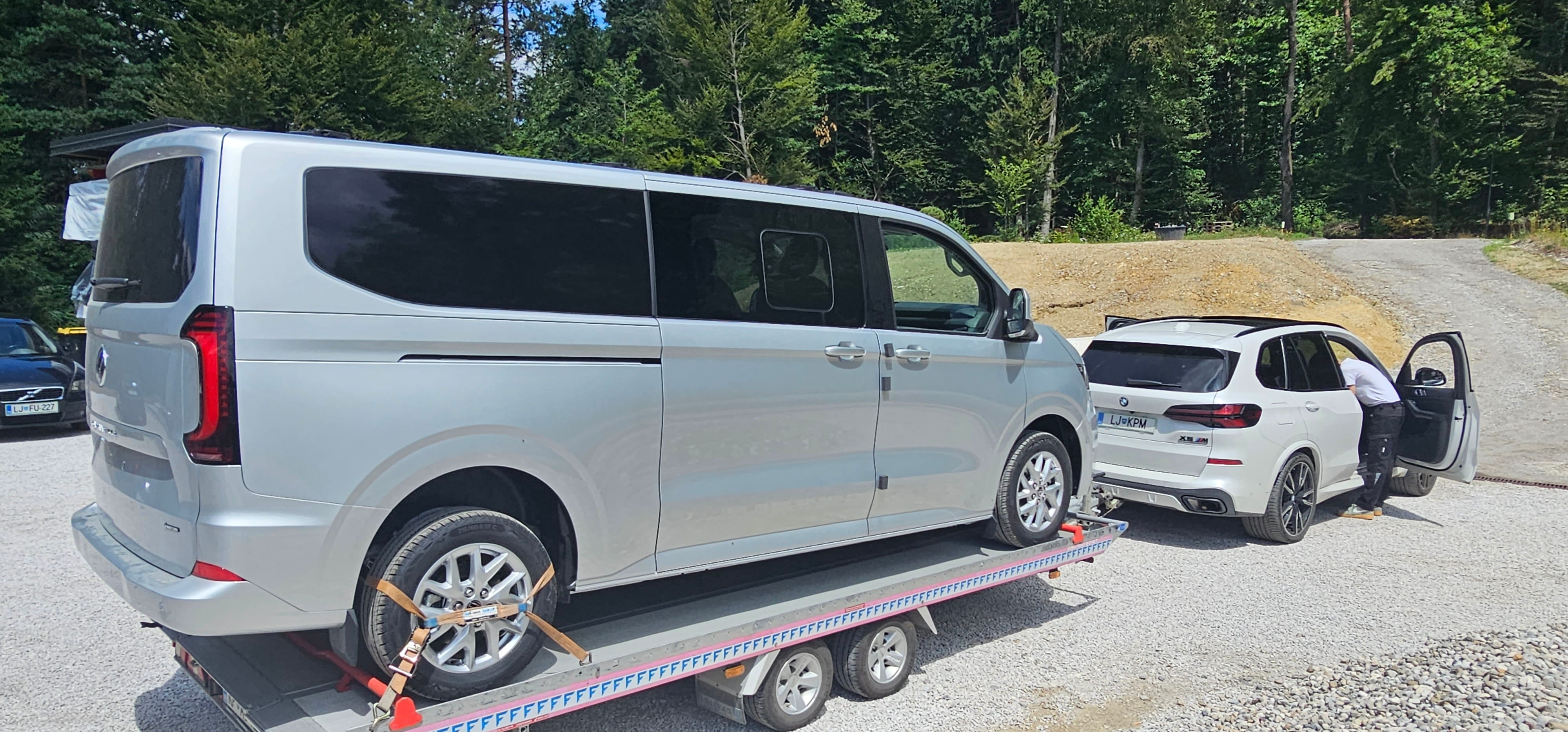 VW Caravelle srebrn na prikolici