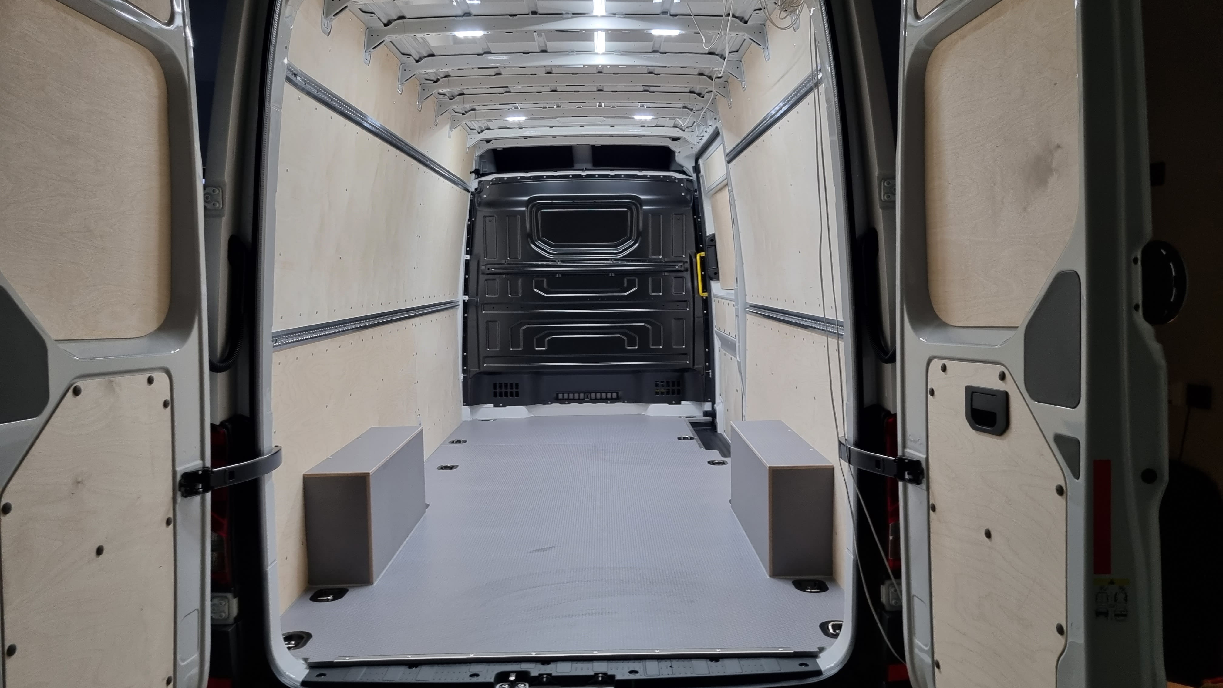 VW Crafter z oblogo iz breze