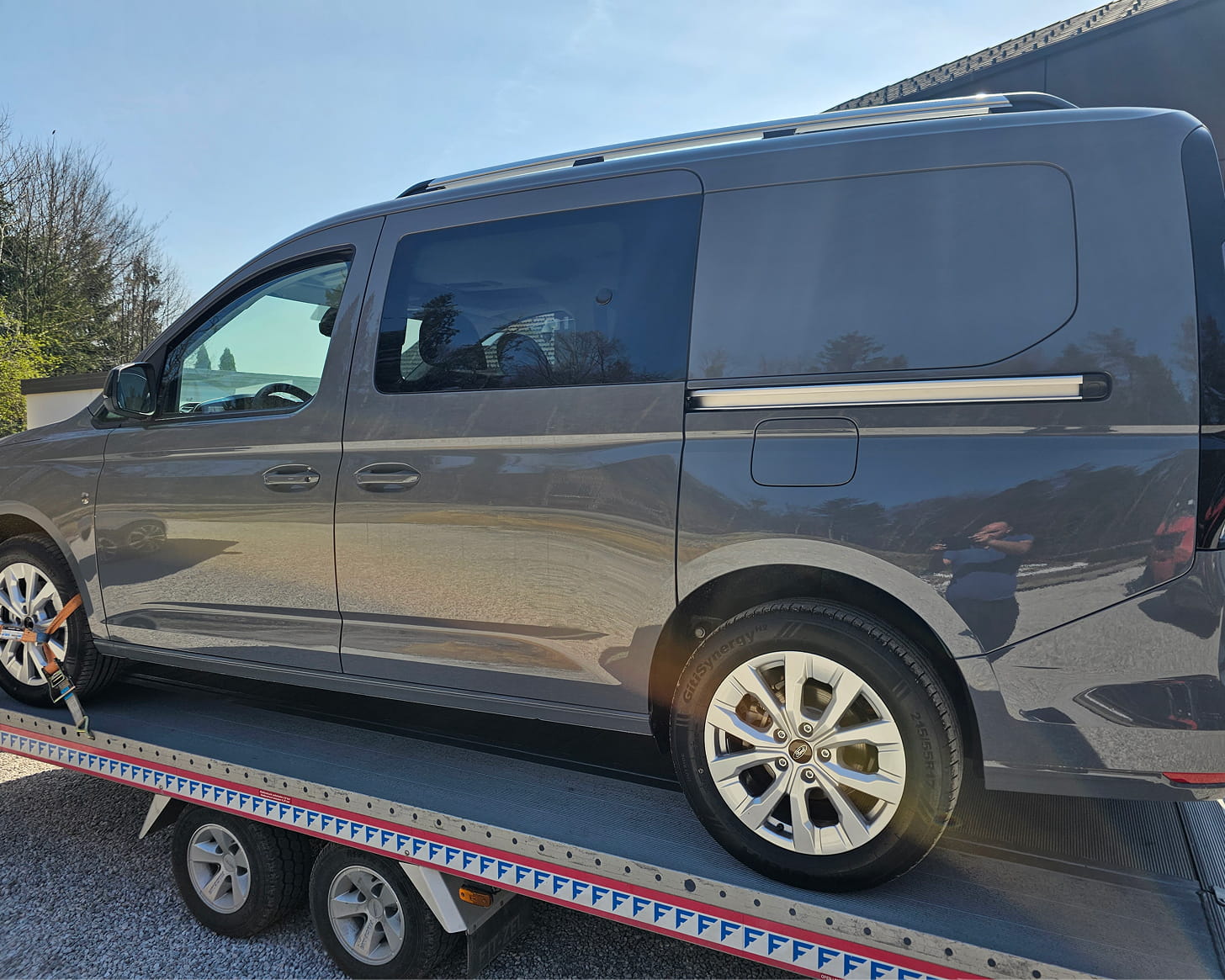 Ford Connect po predelavi v N1 — zatemnjene folije v prtljažnem delu
