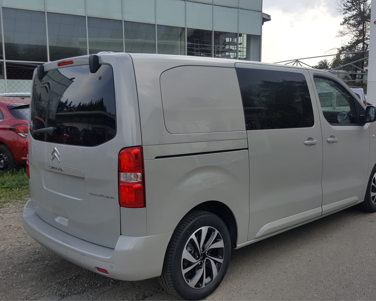 Citroën Spacetourer pred predelavo — osebno vozilo M1 s prozornimi stekli v prtljažnem delu